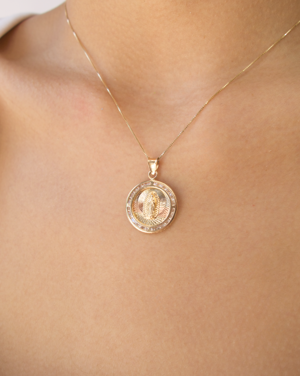 MEDALLA GRANDE DE VIRGEN DE GUADALUPE DE ORO 14K