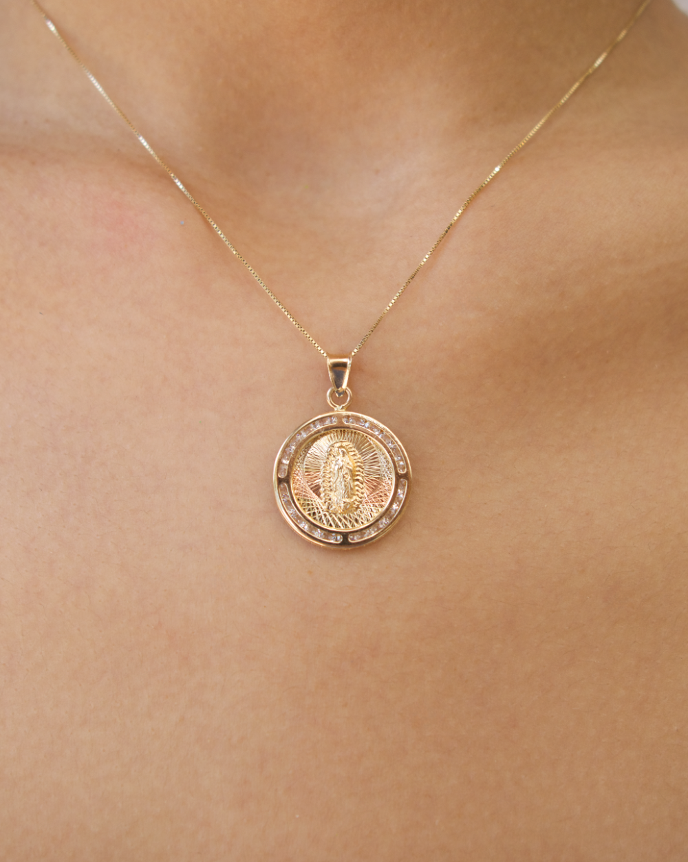 MEDALLA GRANDE DE VIRGEN DE GUADALUPE DE ORO 14K
