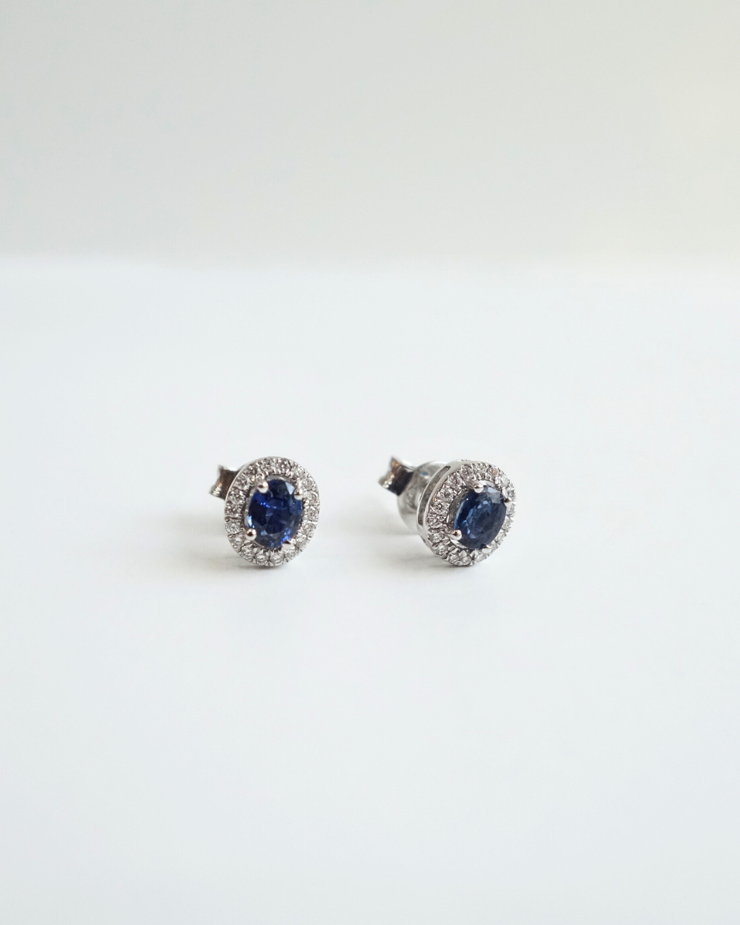 Aretes de Oro blanco 14K con Zafiros Azules y Diamantes