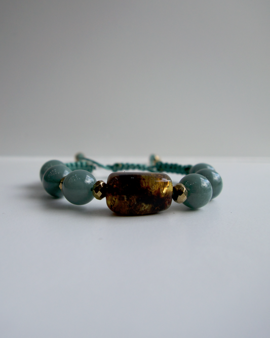 PULSERA DE JADE CON ÁMBAR CENTRAL AMORFO