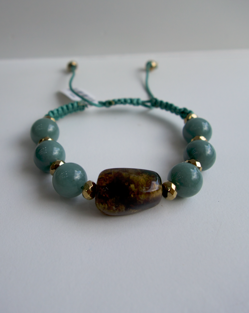 PULSERA DE JADE CON ÁMBAR CENTRAL AMORFO