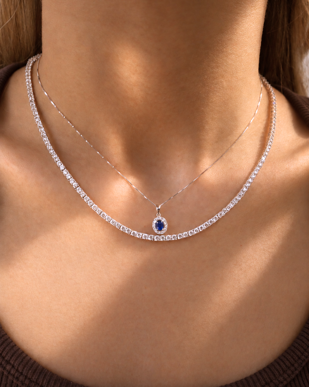 Collar de Oro blanco 14K con Zafiro Azul y Diamantes.