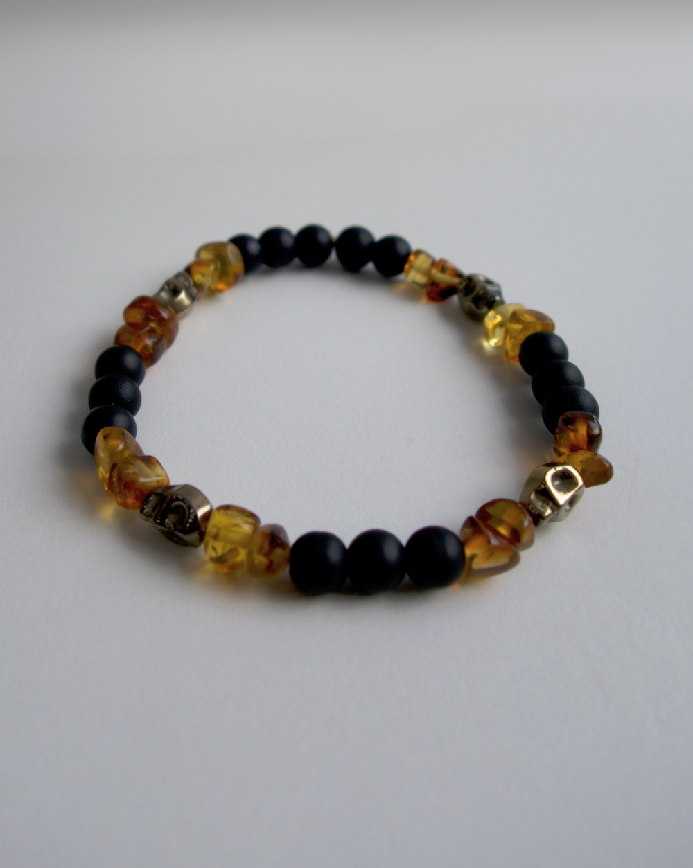 PULSERA CALAVERA DE HOMBRE LAVA Y ÁMBAR ELÁSTICA