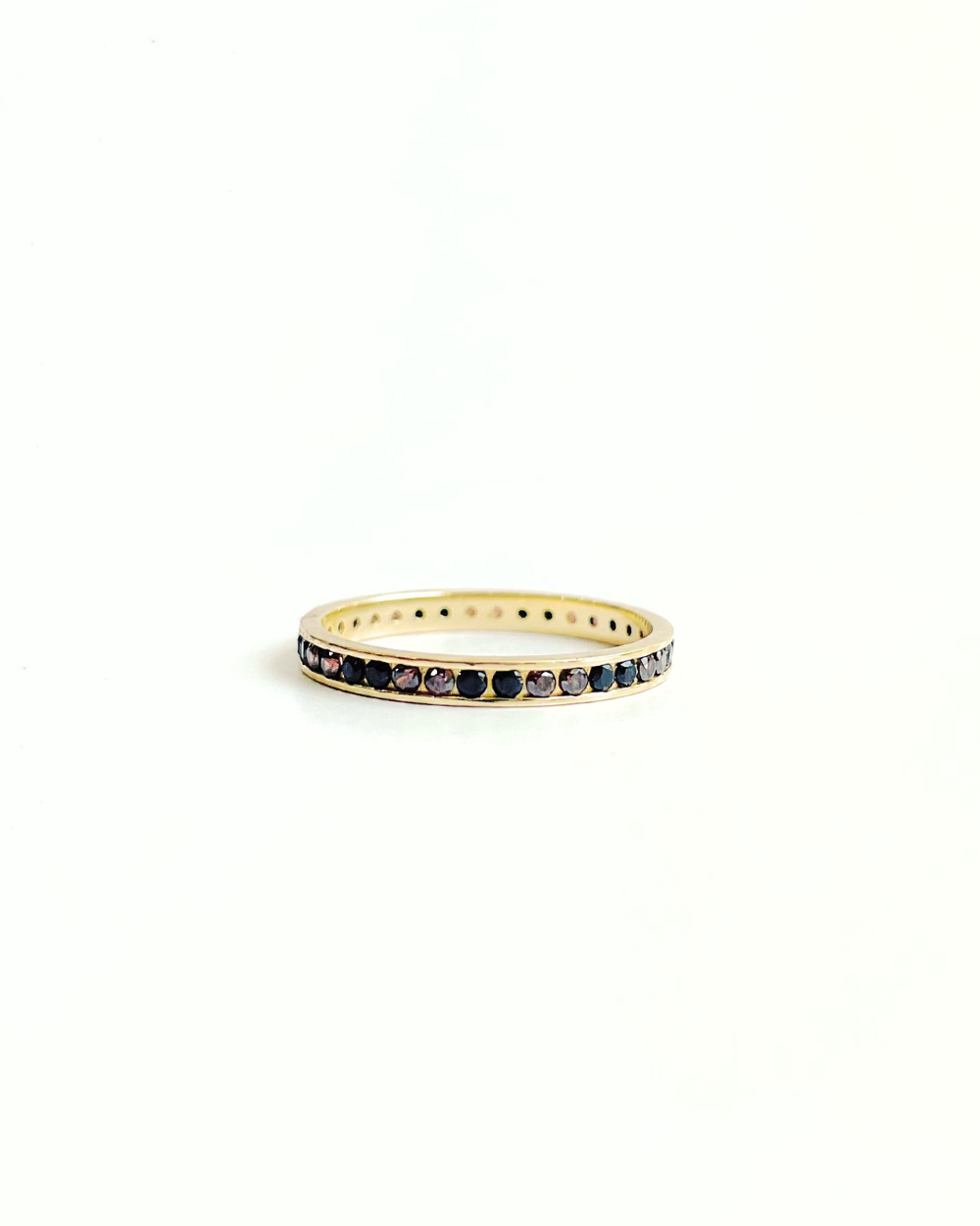 ANILLO CON CIRCONIAS PURPURA Y NEGRAS   SKU: ORO90