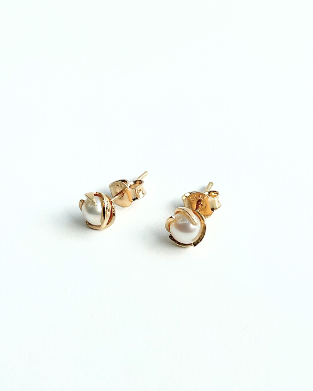 ARETES DE ORO 14K CON PERLA MADRE SKU: OR0315