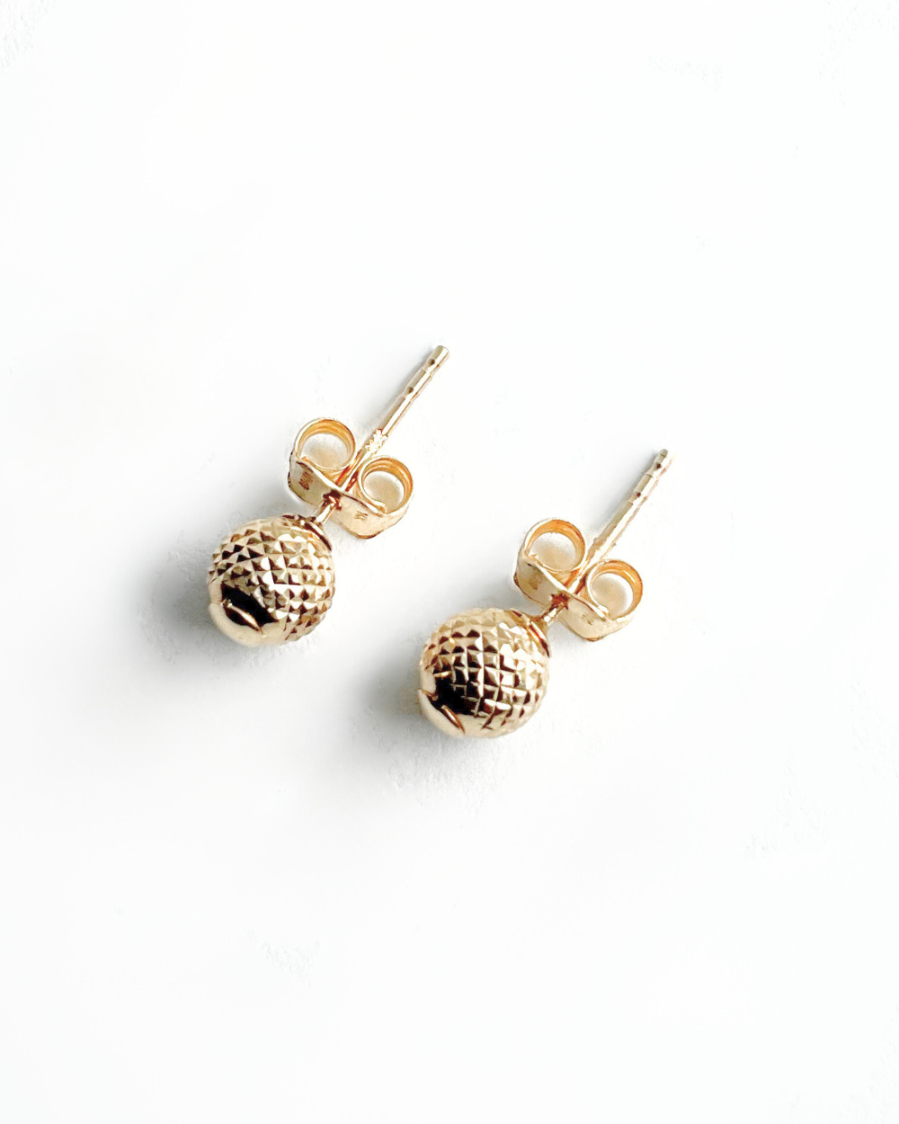 ARETES ESFERA FACETADA DE ORO 14K SKU: OR0256