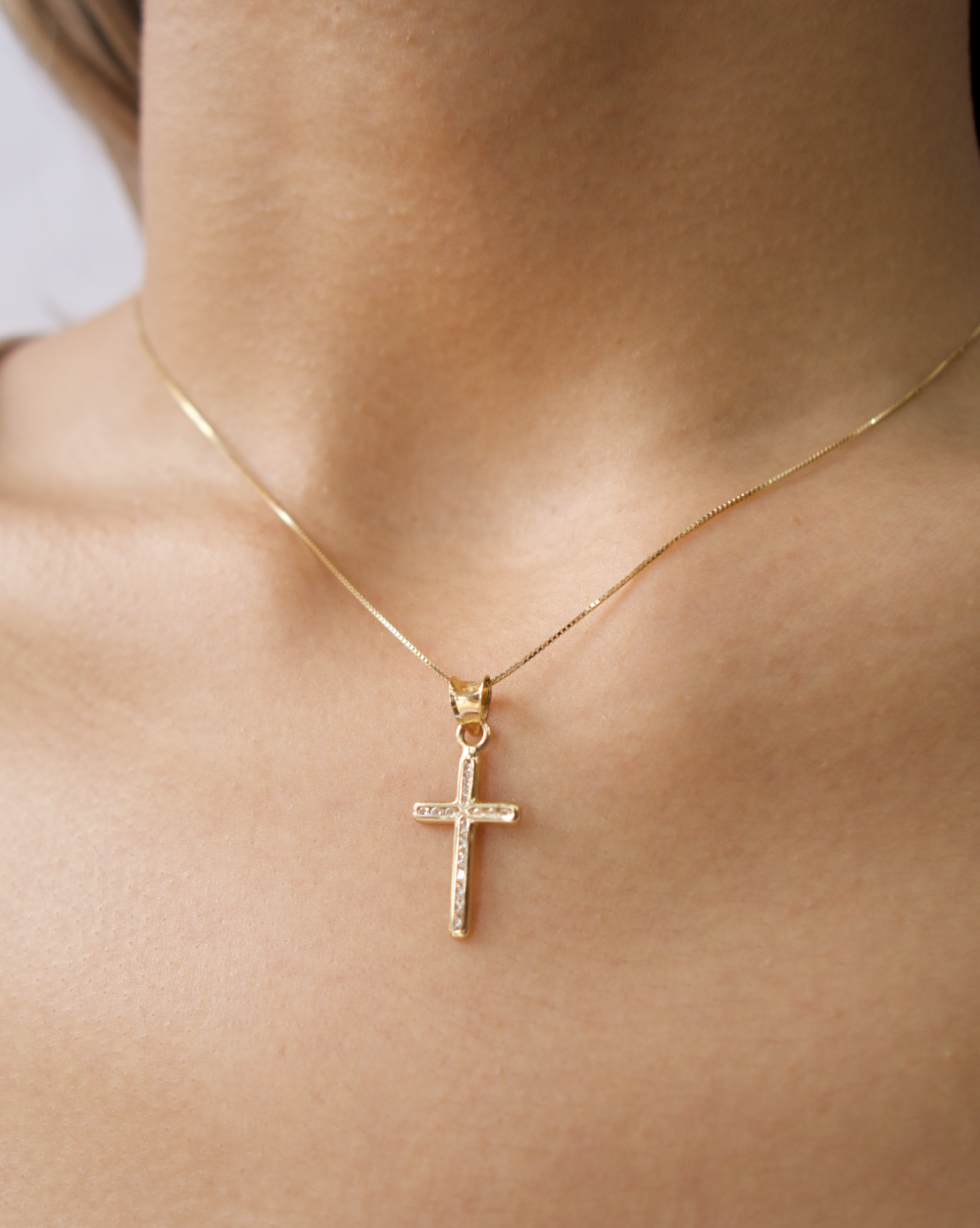 DIJE DE  CRUZ DELGADA ORO 14K CON CIRCONIAS