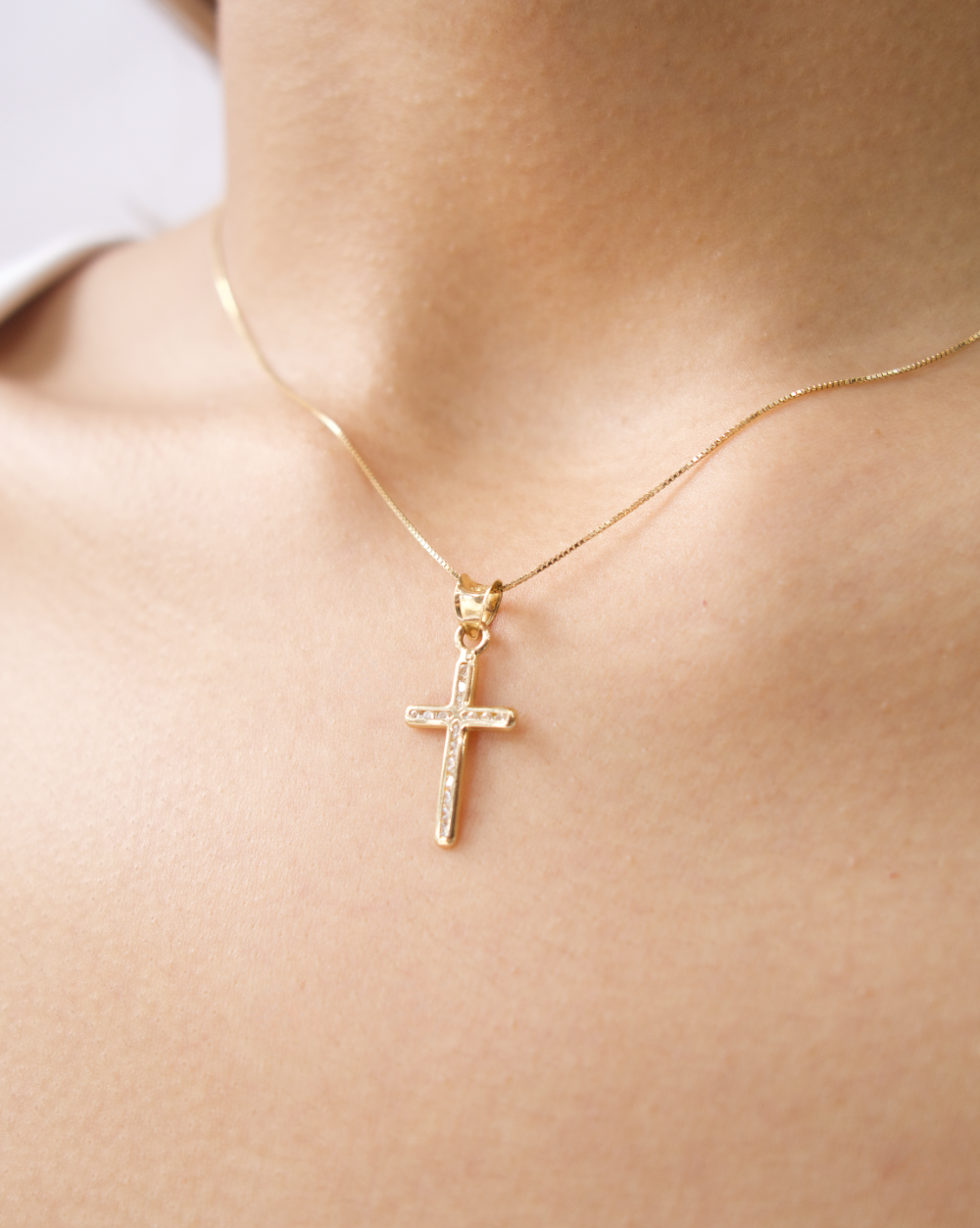 DIJE DE  CRUZ DELGADA ORO 14K CON CIRCONIAS