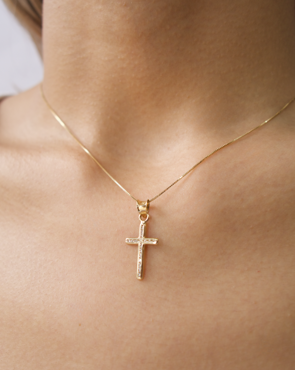 DIJE DE  CRUZ DELGADA ORO 14K CON CIRCONIAS