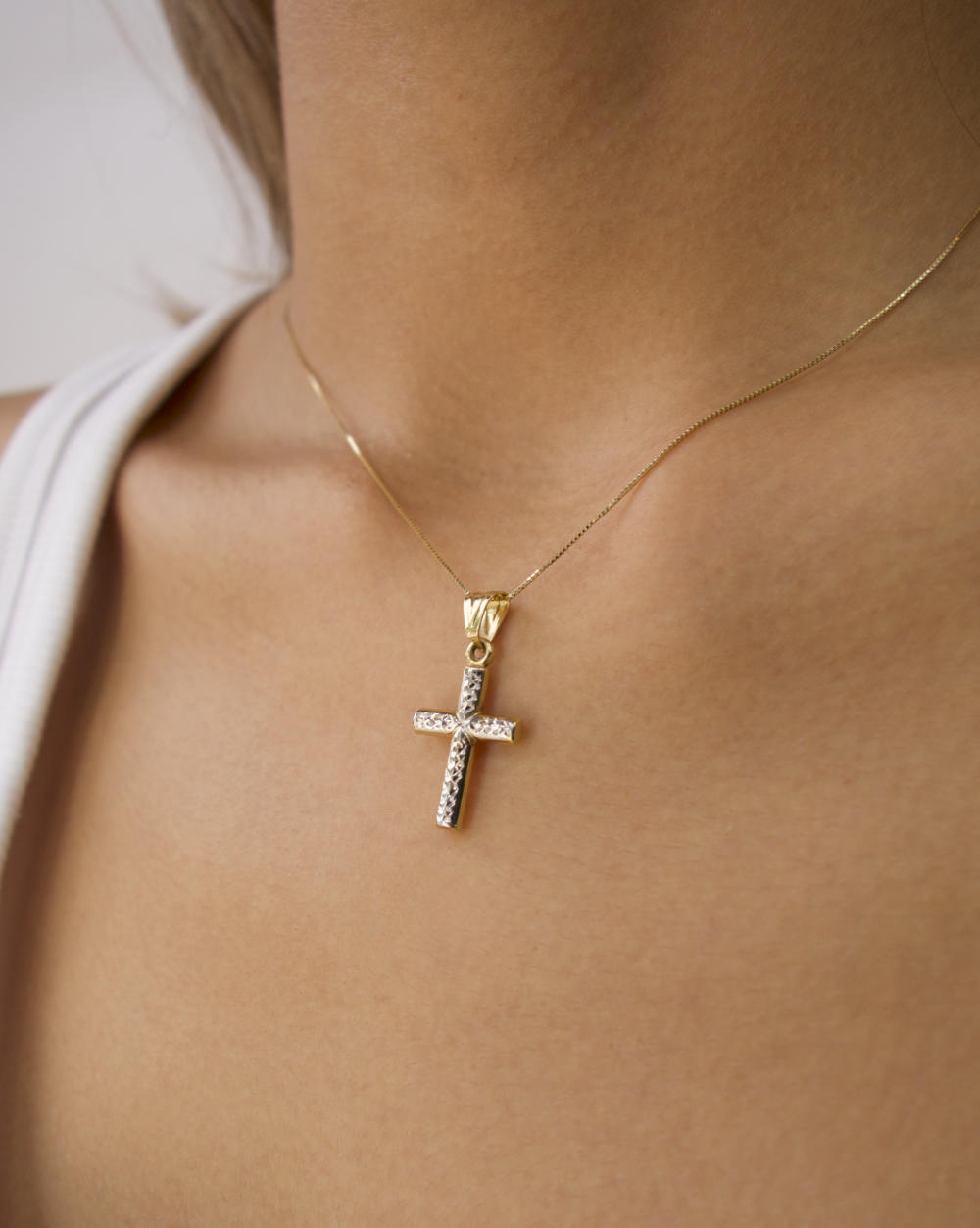 DIJE DE CRUZ FACETADA ORO BLANCO y ORO AMARILLO 14K