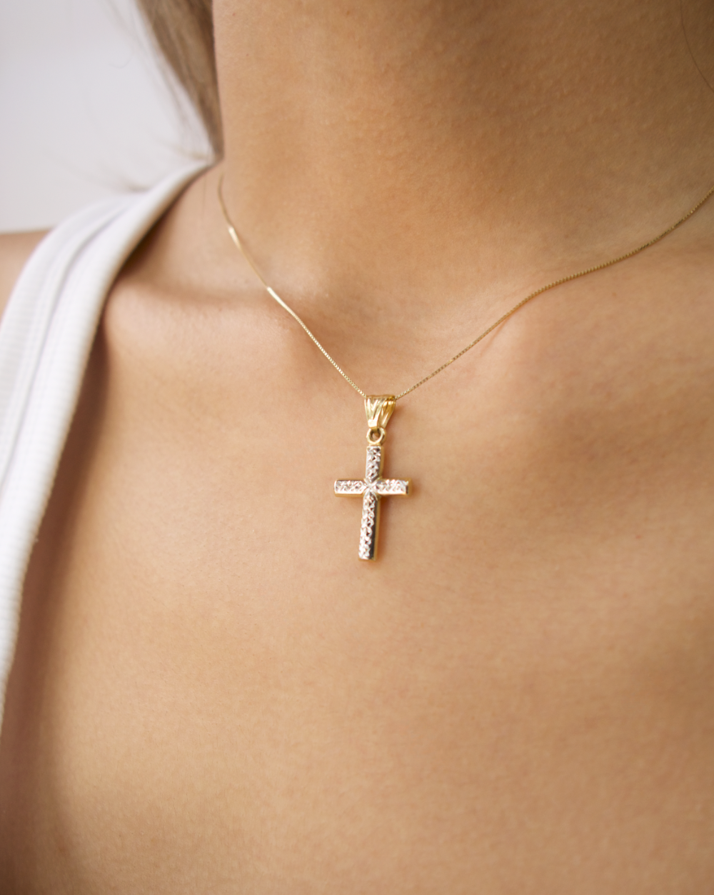 DIJE DE CRUZ FACETADA ORO BLANCO y ORO AMARILLO 14K