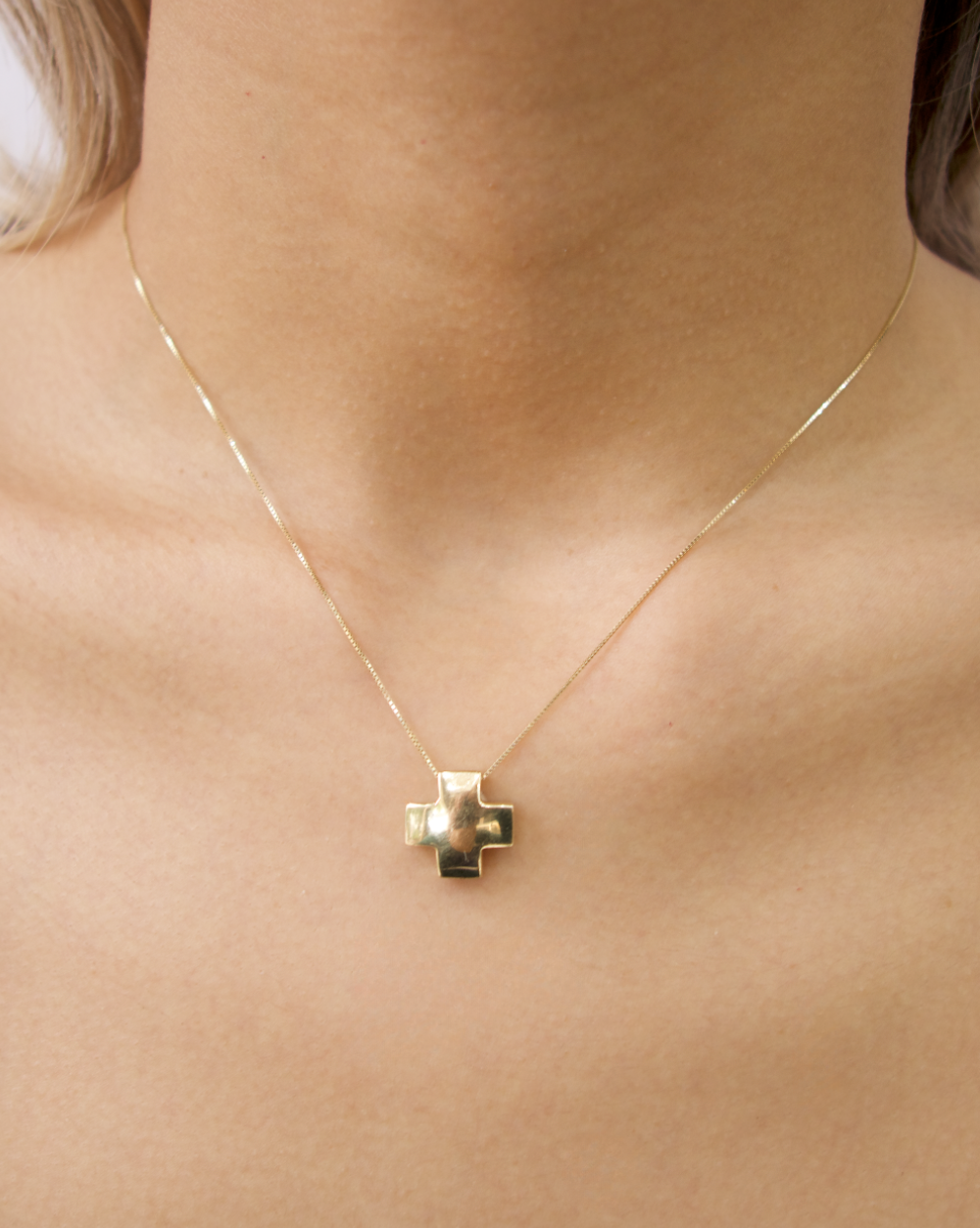 DIJE DE CRUZ CUADRADA LISA DE ORO 14K