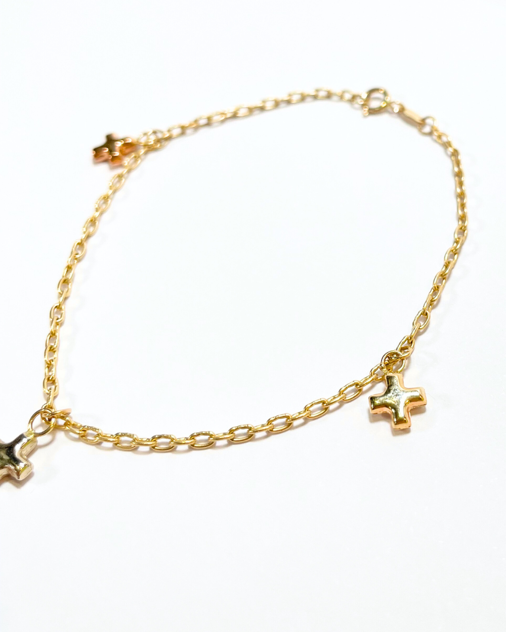 PULSERA CON TRES CRUCES ORO 14K    SKU: ORO70
