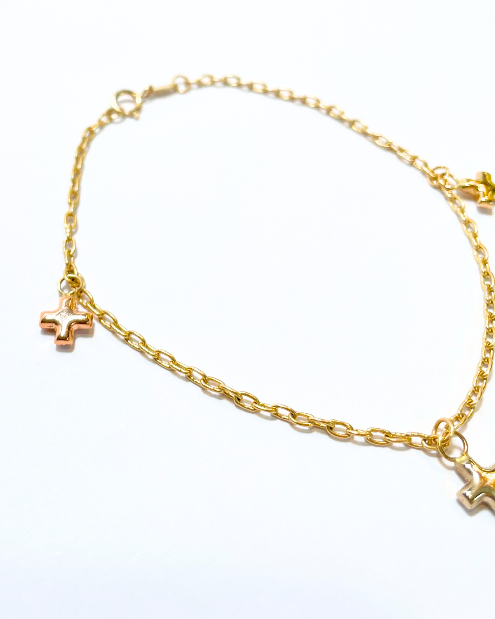 PULSERA CON TRES CRUCES ORO 14K    SKU: ORO70
