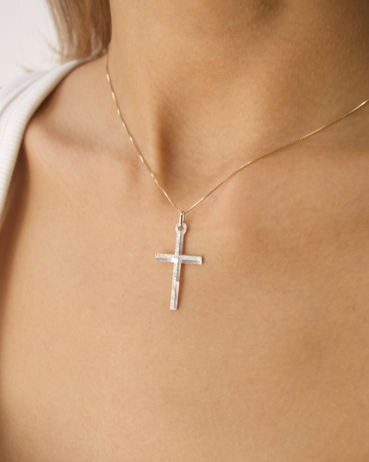 DIJE DE CRUZ MITAD FACETADA Y LISA  ORO BLANCO DE 14K
