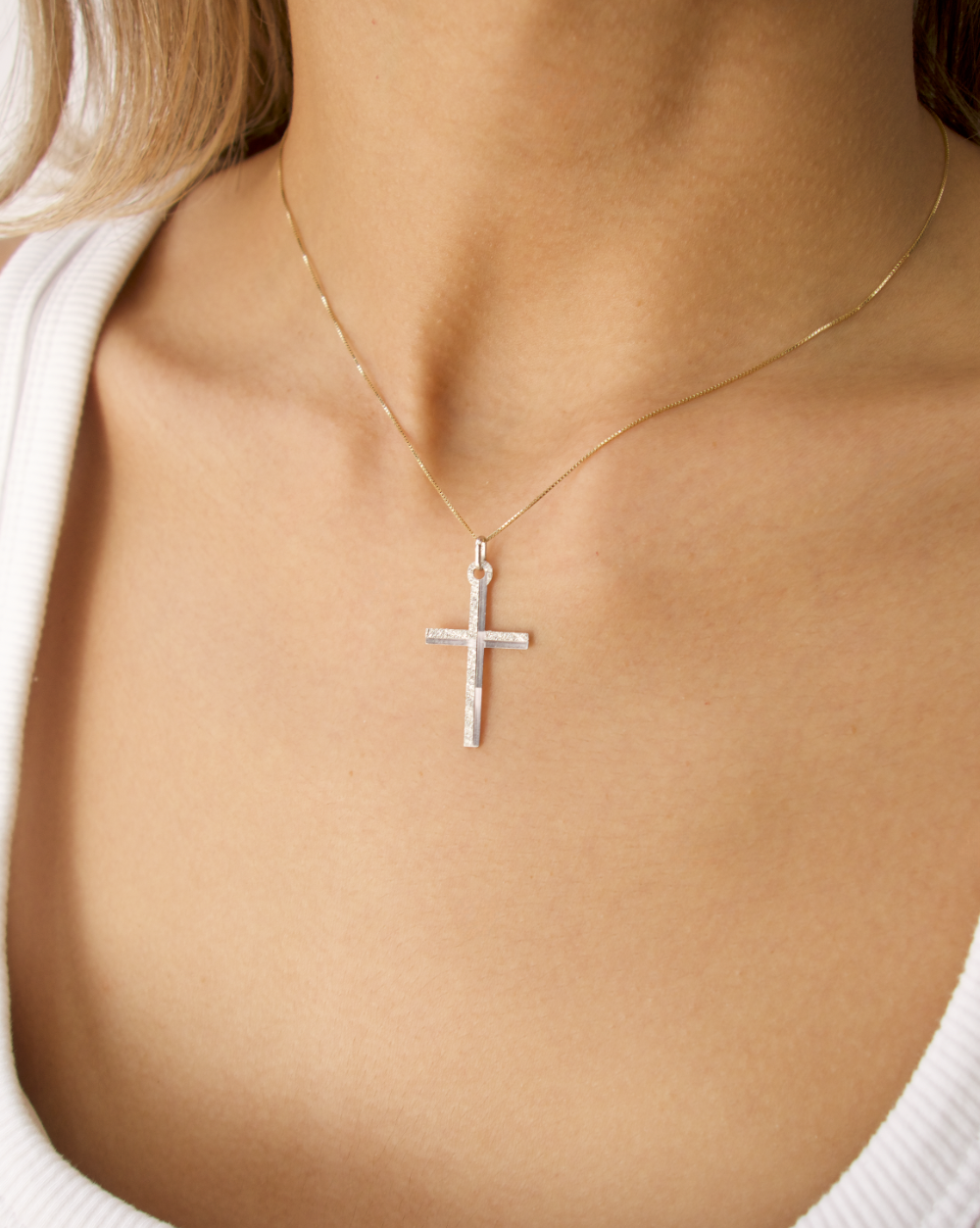 DIJE DE CRUZ MITAD FACETADA Y LISA  ORO BLANCO DE 14K