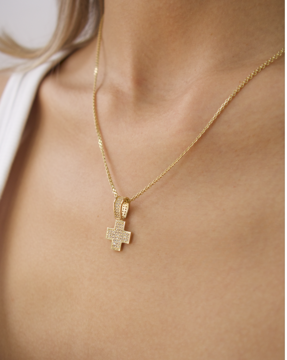 DIJE DE CRUZ CUADRADA DE CON CIRCONIAS DE ORO 14K