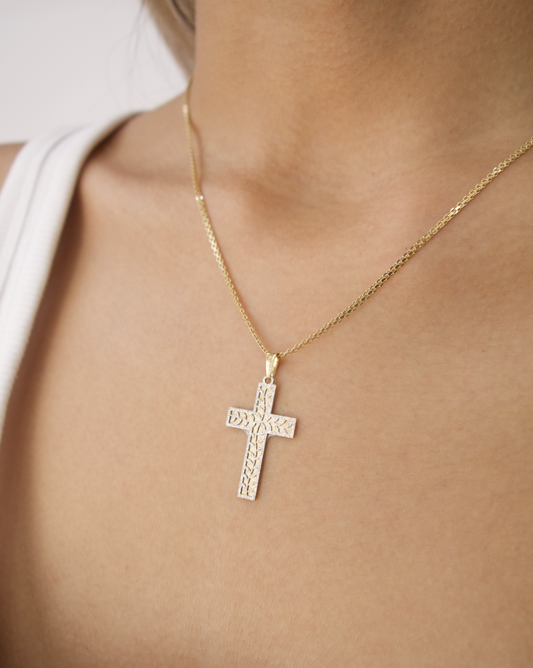 DIJE DE CRUZ CON DISEÑO DE HOJAS EN LA CRUZ DE ORO 14K