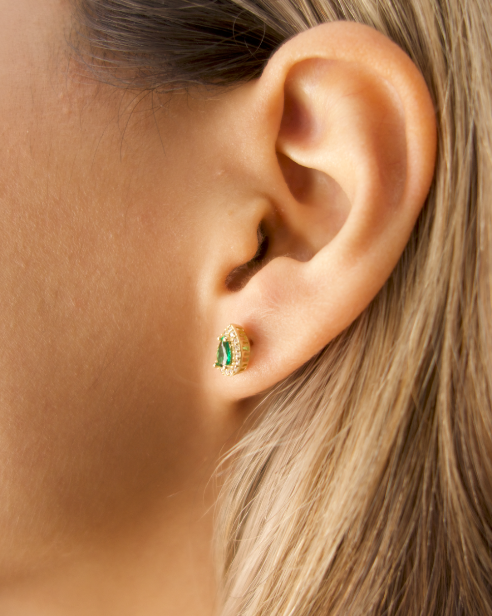 ARETES FORMA GOTA CON CIRCONIA VERDE ESMERALDA DE ORO 14K. SKU: OR0444