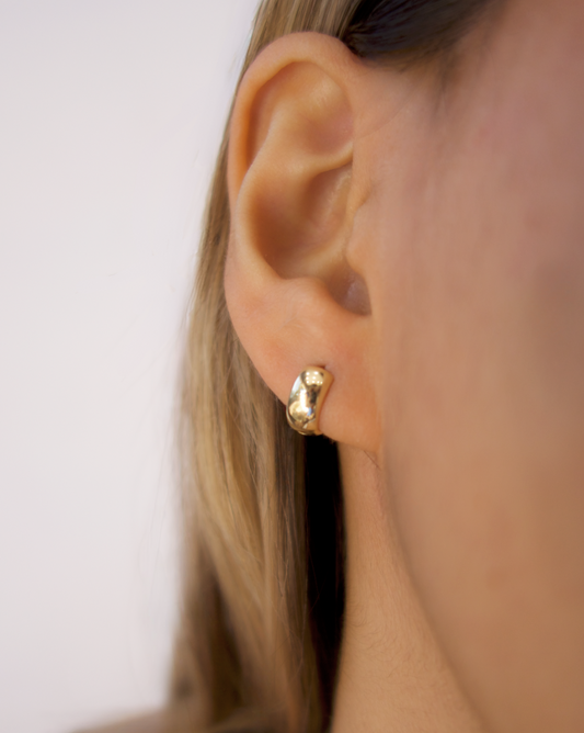 ARETES  HUGGIES SMALL ANCHOS  DE ORO 14K SKU: OR0442