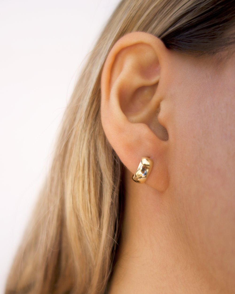 ARETES HUGGIES SMALL ANCHOS DE ORO 14K SKU: OR0442