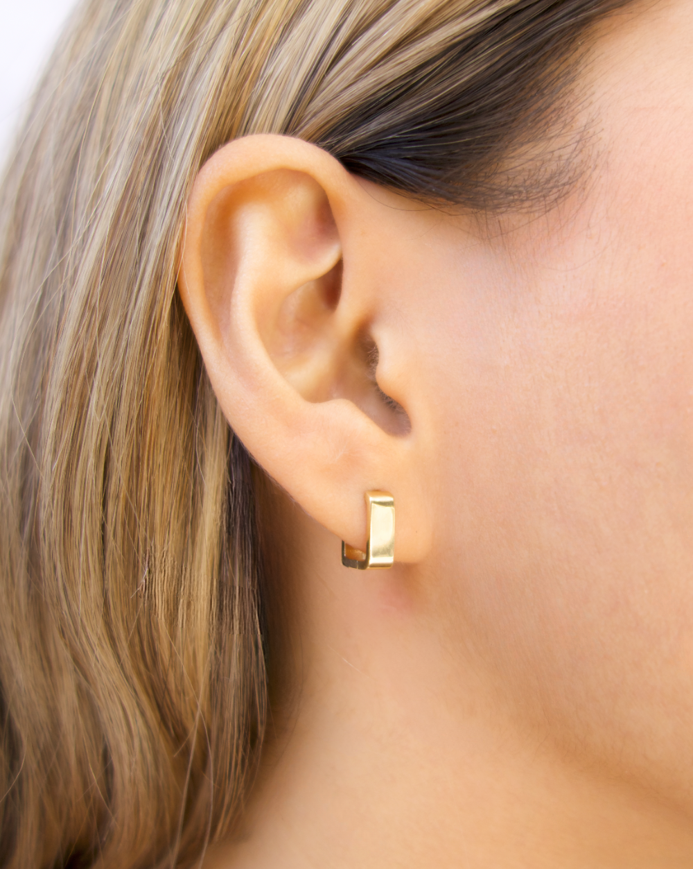 ARETES HUGGIES CUADRADOS DE ORO 14K