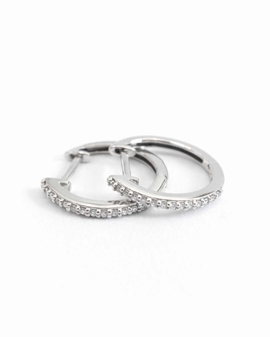 Arracadas Huggie con Diamantes en Oro Blanco 14K SKU: OR0577
