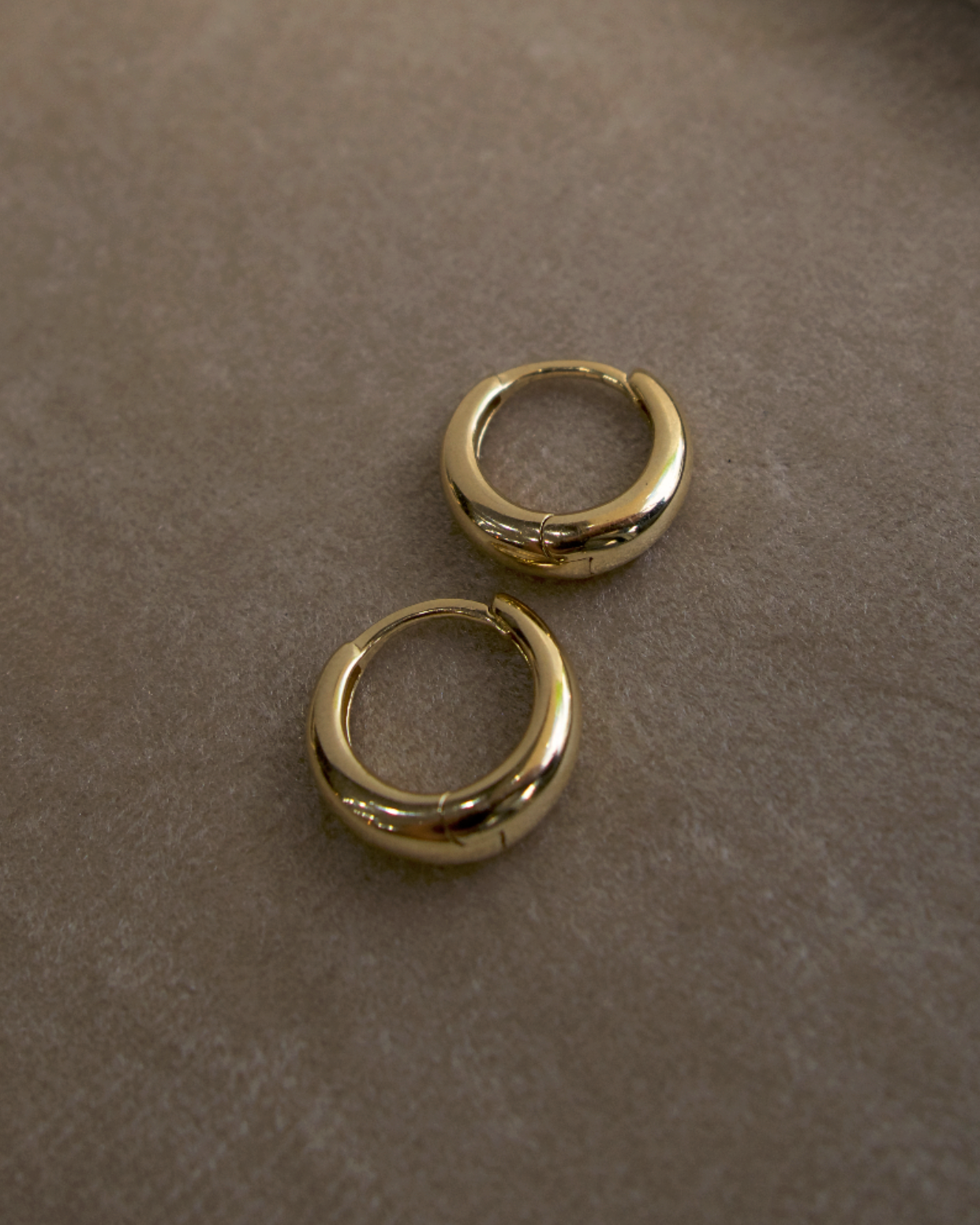 ARETES TIPO HUGGIES DE LISOS DE ORO 14K SKU: OR0443