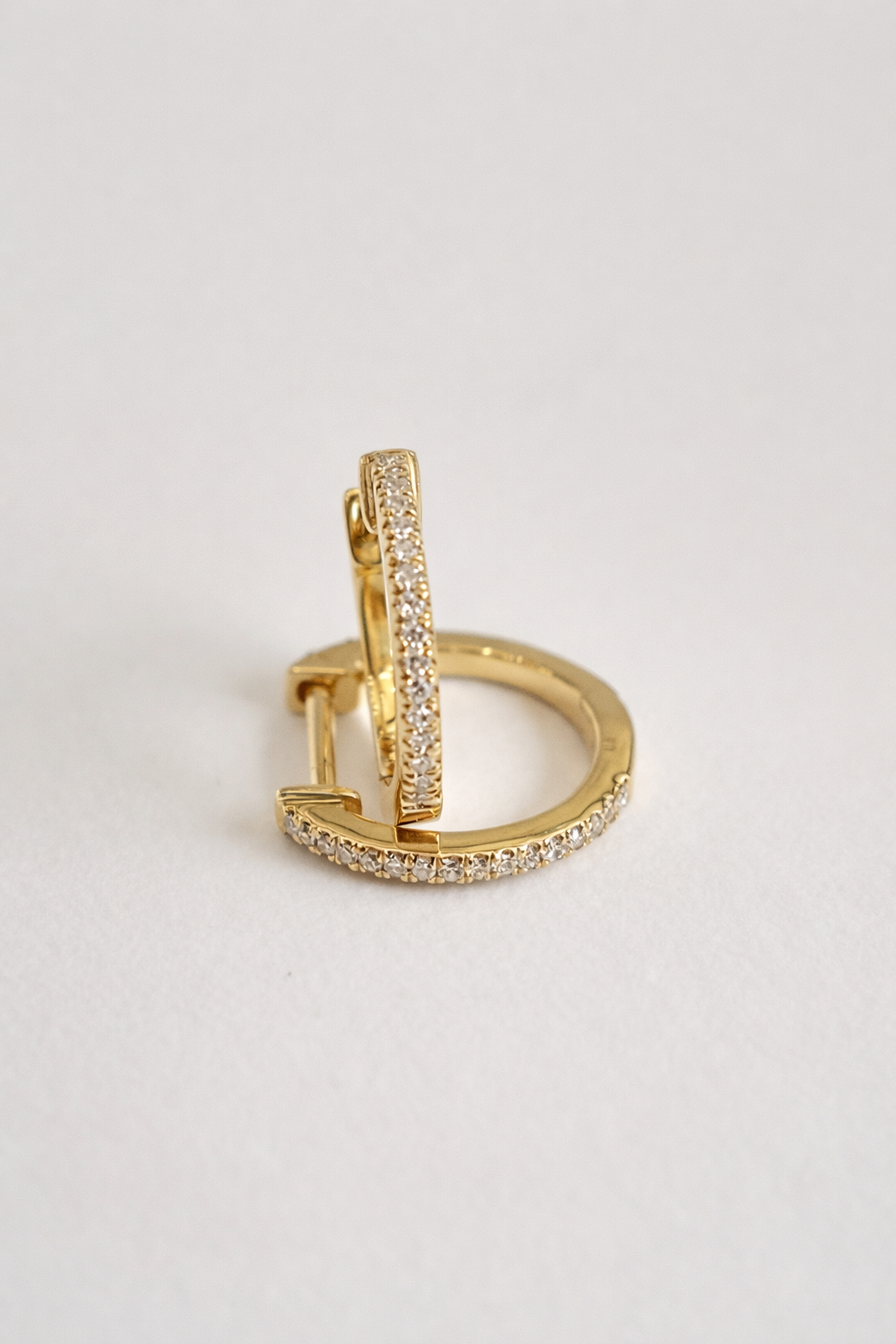 Arracadas Huggie con Diamantes en Oro amarillo 14K SKU: OR0562