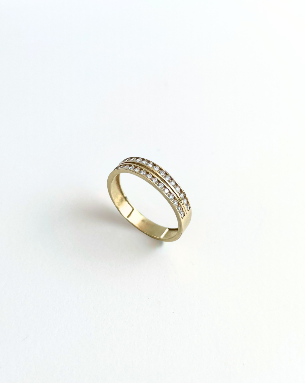 ANILLO DOBLE CINTA DE CIRCONIAS DE ORO 14K  SKU:ORO108