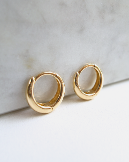 ARETES TIPO HUGGIES DE LISOS DE ORO 14K SKU: OR0443