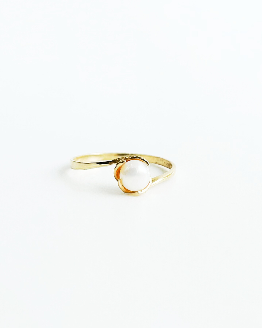 ANILLO DELGADO DE ORO 14K CON PERLA NATURAL PEQUEÑA SKU: OR0352