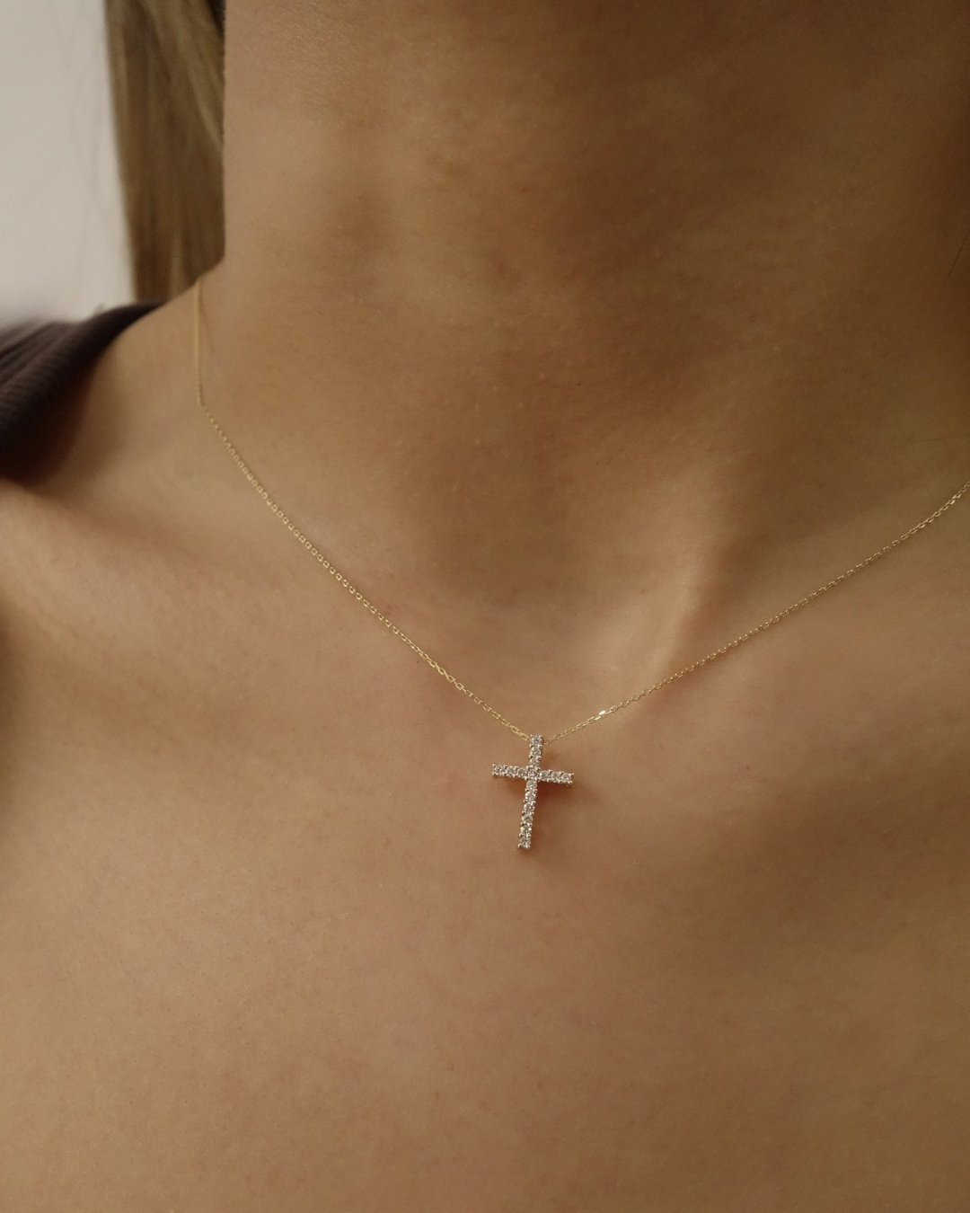 Collar Cruz con Diamantes en Oro 14K SKU:OR0553