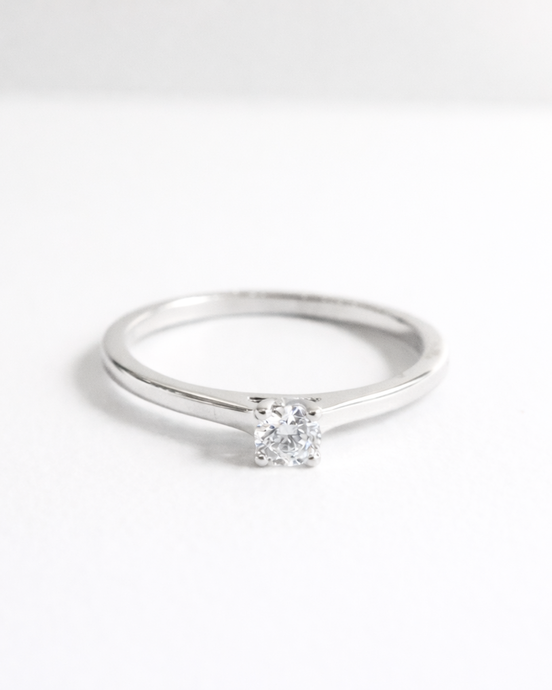Anillo Solitario de Compromiso en Oro Blanco 14K con Diamante SKU: OR0544