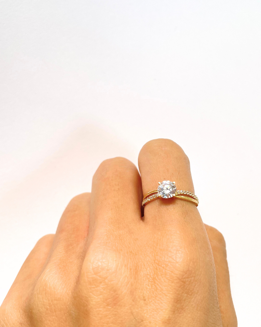 ANILLO ENTRELAZADO CON CIRCONIA CENTRAL SKU: ORO100