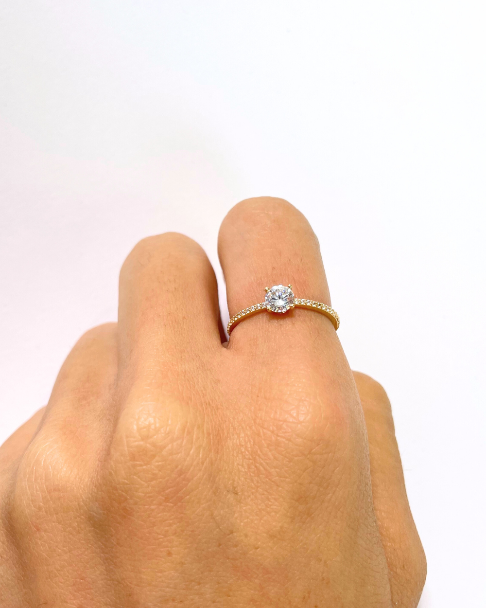 ANILLO DELGADO CON CIRCONIA CENTRAL DE ORO 14K   SKU: ORO112