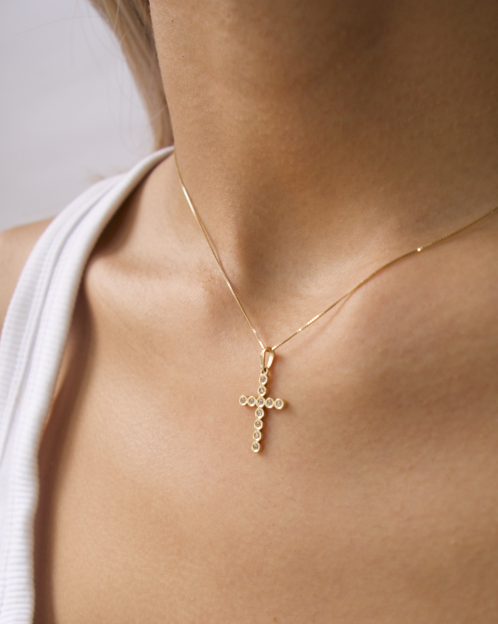 DIJE DE CRUZ DISEÑO DE CÍRCULOS CON CIRCONIAS DE ORO 14K. SKU: ORO138