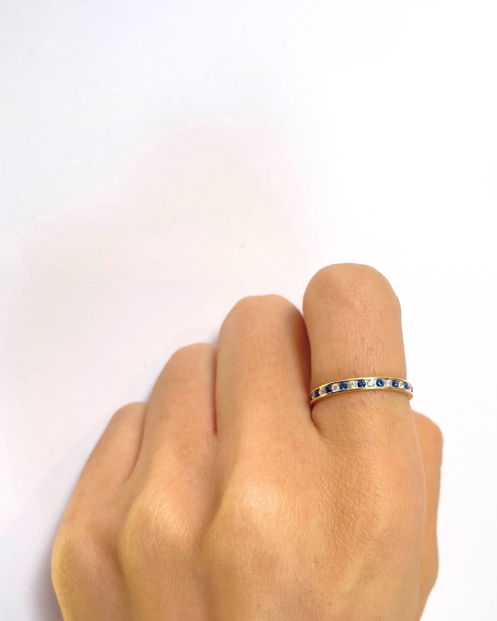 ANILLO CON CIRCONIAS BLACAS Y AZULES SKU: ORO98