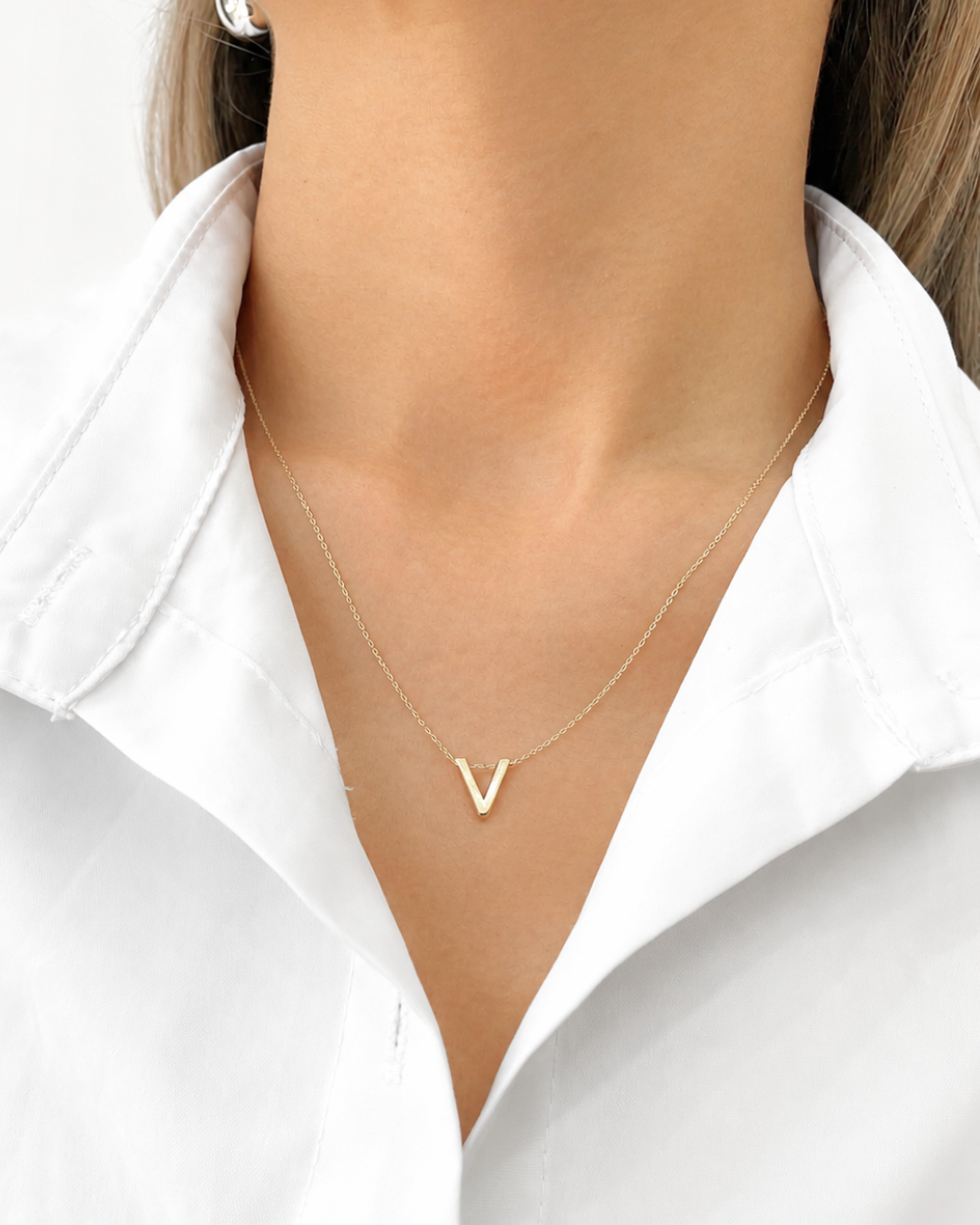 Cadean inicila lisas "V" grande de oro 14k SKU: ORO245