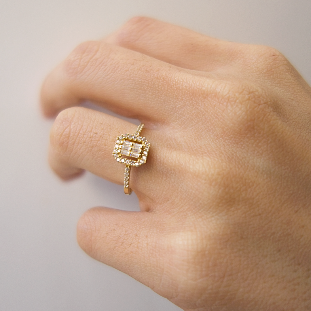 ANILLO CON CUADRADO CON CIRCONIAS DE ORO 14K SKU: ORO107
