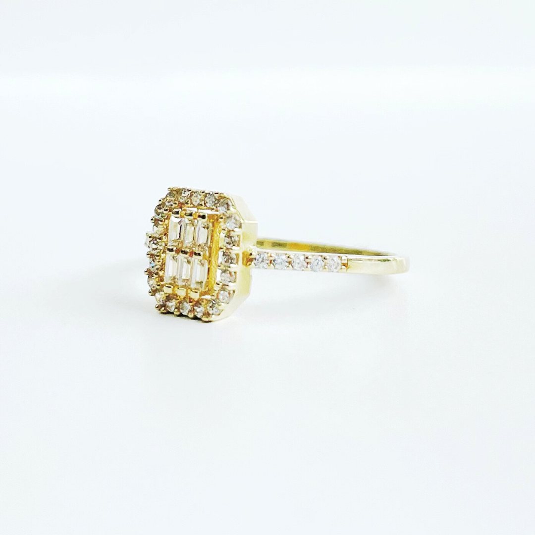ANILLO CON CUADRADO CON CIRCONIAS DE ORO 14K SKU: ORO107