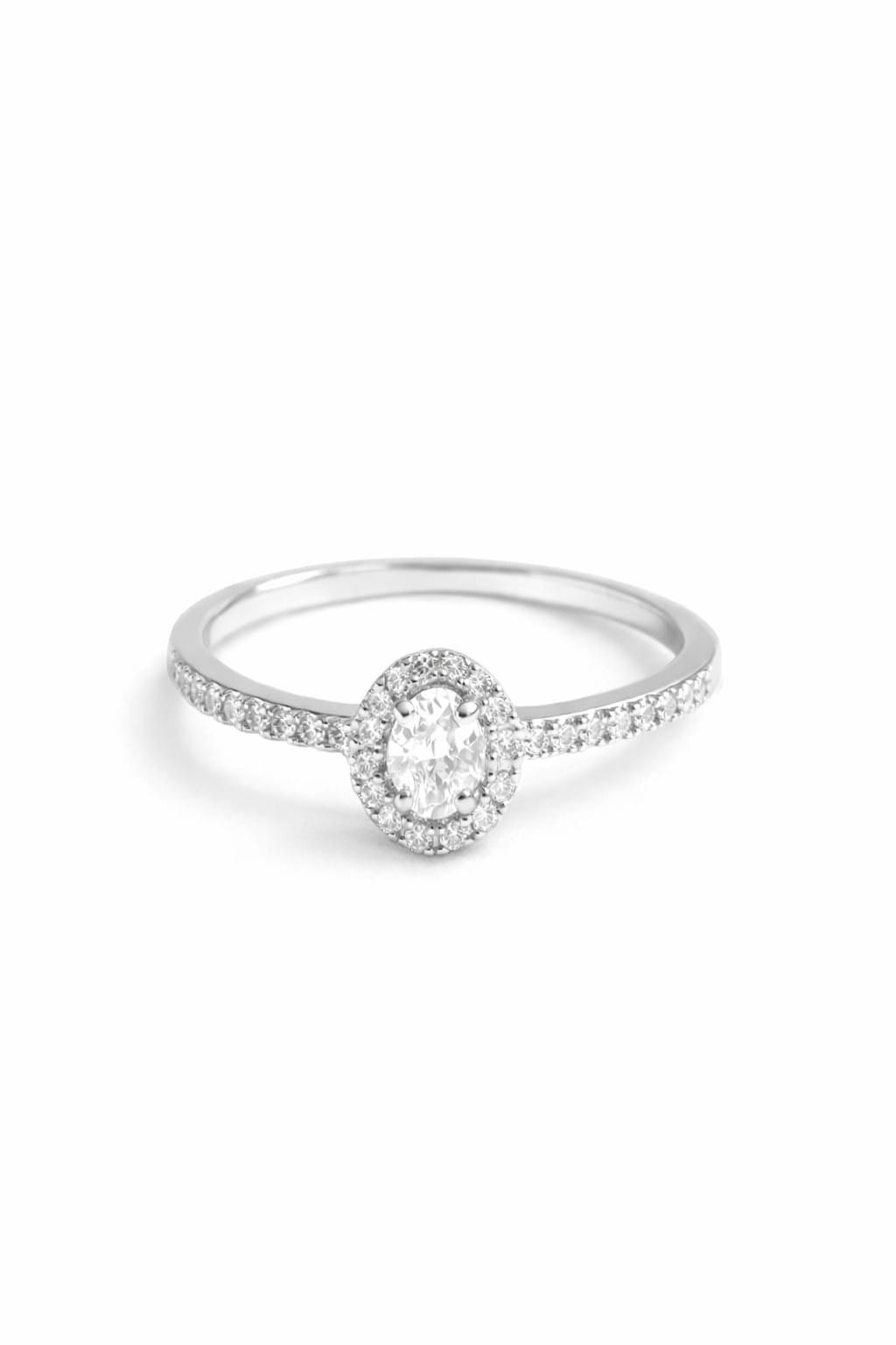 Anillo Ovalado con Halo de Diamantes en Oro Blanco 14K SKU:OR0524