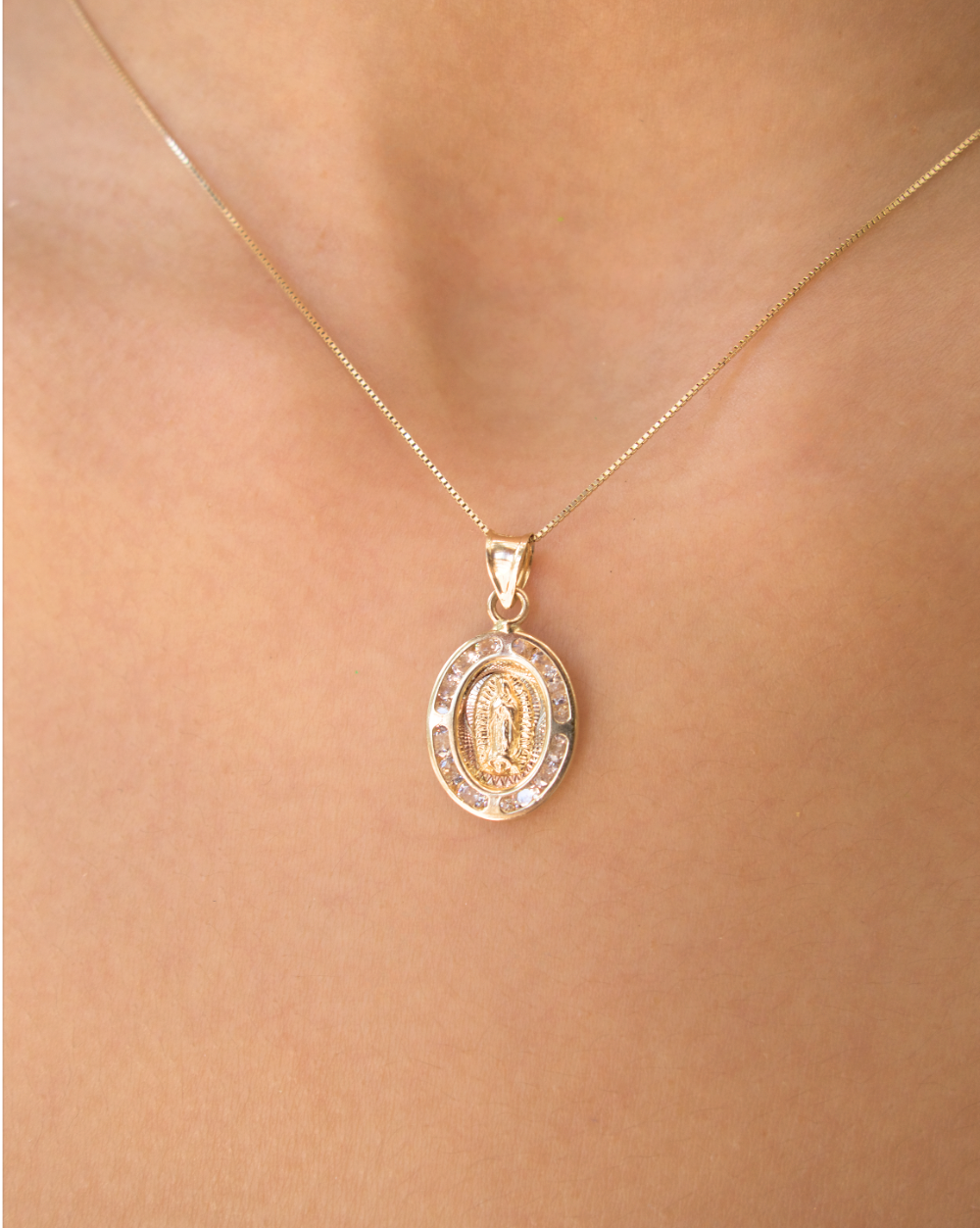 MEDALLA VIRGEN DE GUADALUPE OVALADA CHICA DE ORO 14K