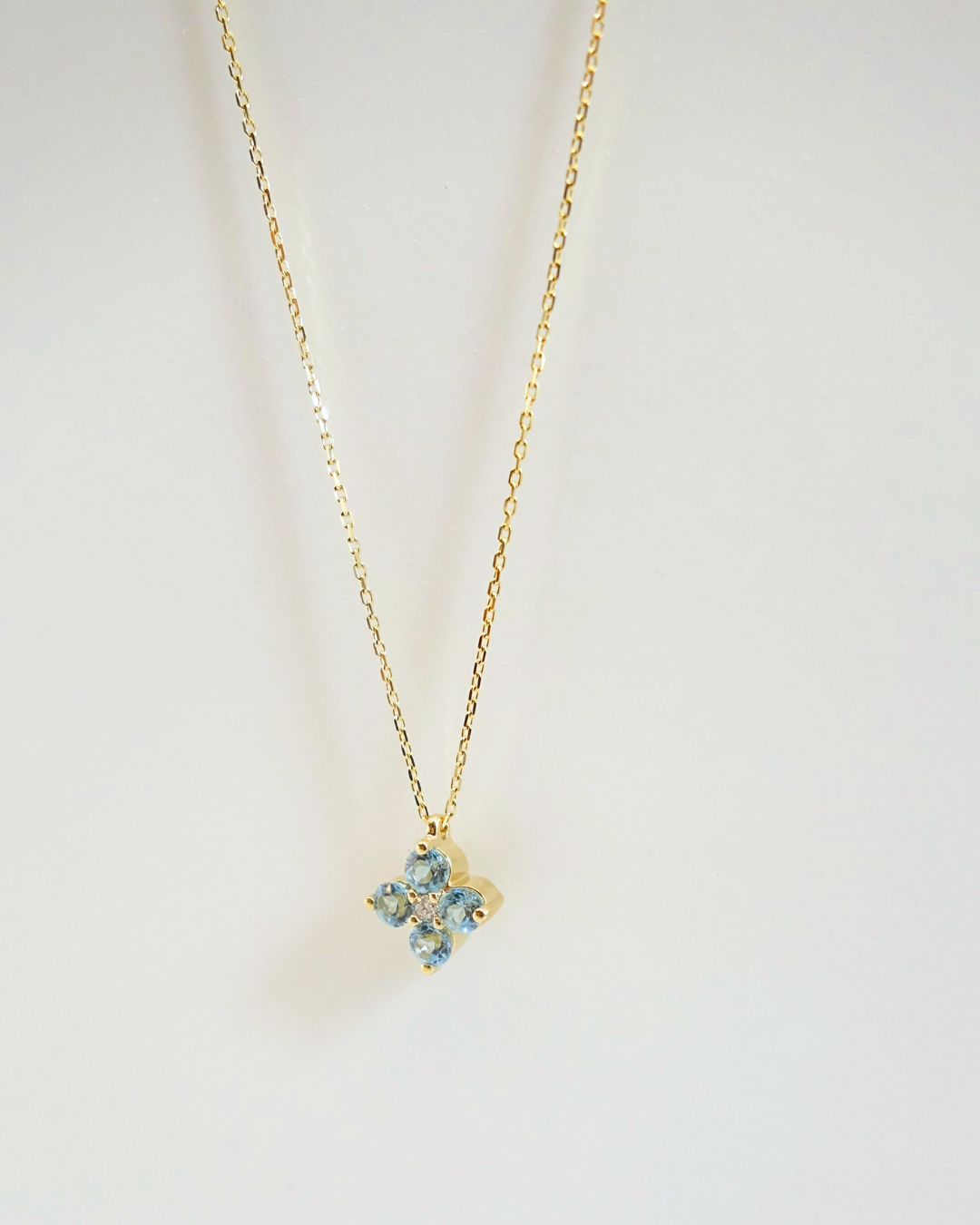 Collar de Oro amarillo 14K con Topacio Azul.  SKU:OR0587