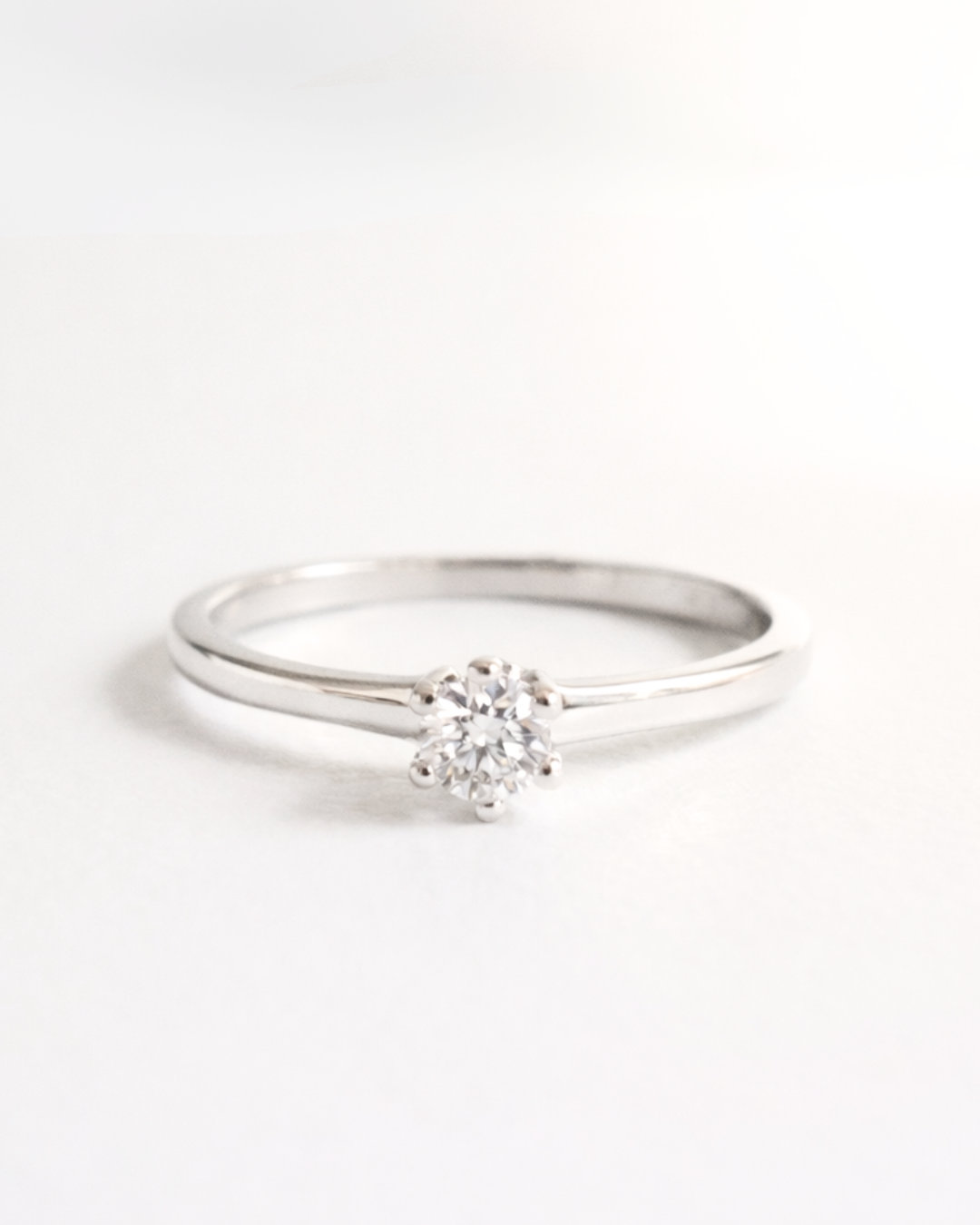 Anillo de Compromiso Solitario en Oro Blanco 14K con Diamante SKU: OR0548