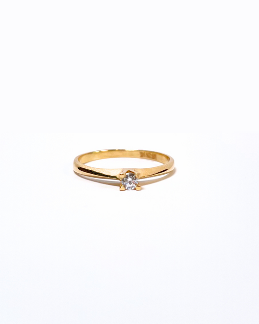 ANILLO DELGADO CON CIRCONIA CHICA EN MEDIO SKU: ORO85