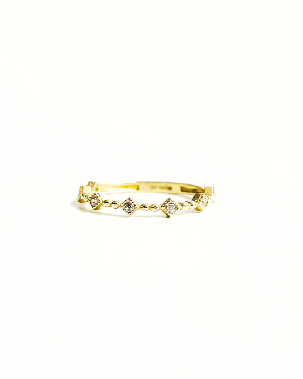 ANILLO DELGADO CON MINI ROMBOS CON CIRCONIAS SKU: ORO105