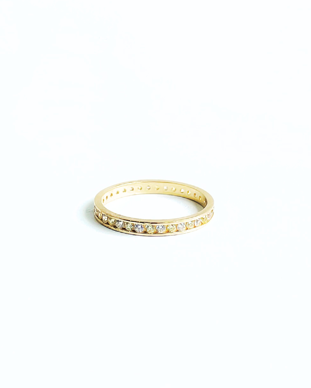 ANILLO DELGADO CON CIRCONIAS CHICAS ORO 14K   SKU: ORO102