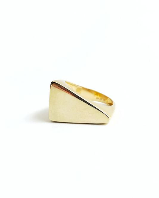 ANILLO DE TRIANGULO ESCALENO  DE ORO 14K  SKU: ORO89