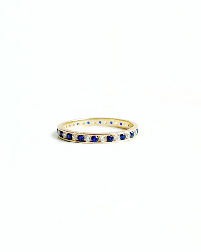 ANILLO CON CIRCONIAS BLACAS Y AZULES    SKU: ORO98